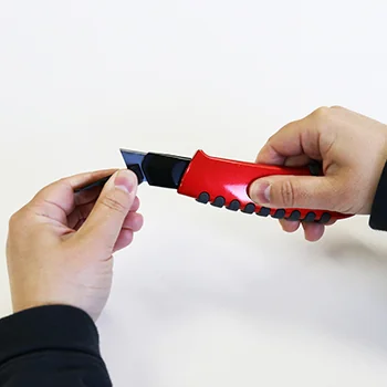 NT Cutter PMGL-EV01R, aluminium, rouge / noir — Lame 18 mm - OEM h1310618 – Image 3